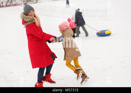 Bild von Mutter und Tochter auf Spaziergang im Winter Park Stockfoto