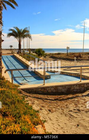 Strand mit Zugang für behinderte Menschen im südlichen Spanien, Santa Pola, Alicante Stockfoto