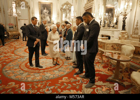 Königin Elizabeth II spricht zu den Teilnehmern bei einem Empfang des Commonwealth Diaspora Gemeinschaft zu feiern, in der Leitung bis zum Commonwealth Regierungschefs Treffen in London im April dieses Jahres, im Buckingham Palace, London. Stockfoto