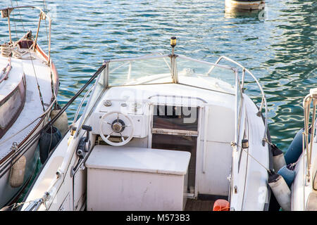 Motorboot im Hafen verankert Stockfoto