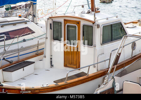Motorboot im Hafen mit Holztür verankert Stockfoto
