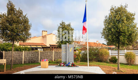 Bretignolles-sur-Mer, Frankreich - 11 November, 2015: Ein Herbsttag, Einweihung eines Denkmals der Toten Veteranen der Stadt für Frankreich Stockfoto