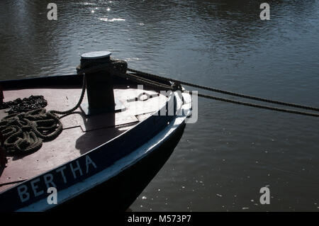 Boot festgemacht an der Themse bei Twickenham Stockfoto