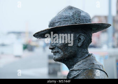 Eine Nahaufnahme der Lord Baden-Powell Statue in Poole, Dorset. Die Statue blickt auf die Brownsea-Insel, auf der Baden-Powell Scouting gegründet hat Stockfoto