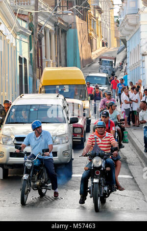 Autos und Moto-Taxis im Berufsverkehr, Calle Heredia Straße, Santiago de Cuba, Kuba, Karibik Stockfoto