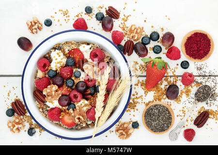 Hausgemachte gesundes Frühstück super Essen Konzept mit Müsli, Joghurt, frisches Obst, Nüsse, Chia Samen, Pollen, Korn und Acai Berry Pulver. Stockfoto