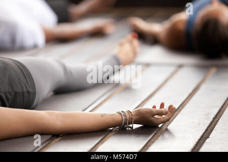 Stellen Gruppe junge sportliche Menschen im toten Körper close up Stockfoto