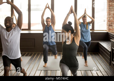 Gruppe Yoga Studio, diverse Leute, die Übungen mit Instru Stockfoto