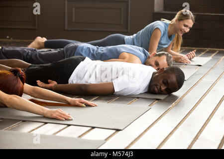 Müde Menschen entspannend auf Matten nach Yoga trai Stretching Stockfoto