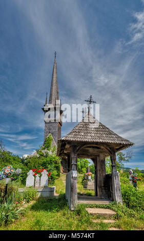 Tor zum Friedhof und Kirche von Erzengel Michael und Gabriel, Holz- Rumänische Orthodoxe Kirche, 1798, Dorf von Plopis, Maramures Region, Rumänien Stockfoto