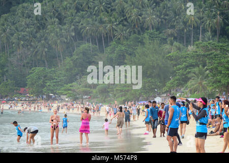 Weiß kaukasischen Mutter hält Baby im Meer auf überfüllten Strand Stockfoto
