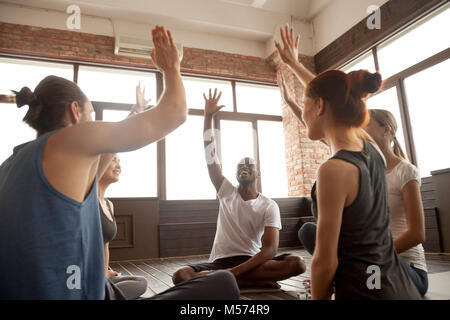 Glückliche Menschen die Hände zusammen Gefühl motiviert an Stockfoto