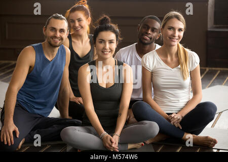 Yoga Instructor mit Multirassischen Leute an Gruppentraining posing Stockfoto