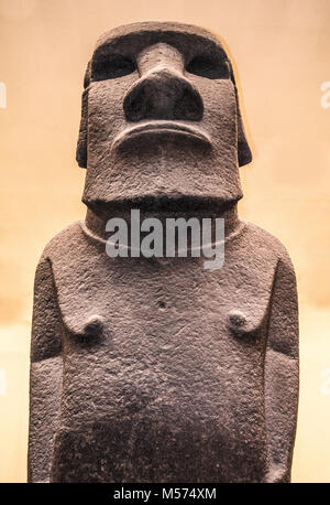 Hoa Hakananai'a - Name der Basalt - menschliche Statue/Skulptur (MOAI). Von der Osterinsel im 19. Jahrhundert entfernt. British Museum Ausstellung. London, Großbritannien. Stockfoto