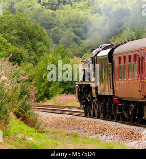 Die LMS Black Five No 44932 fährt am 5.. August 2010 mit dem Cathedrals Express-Zug nach Bath. Stockfoto