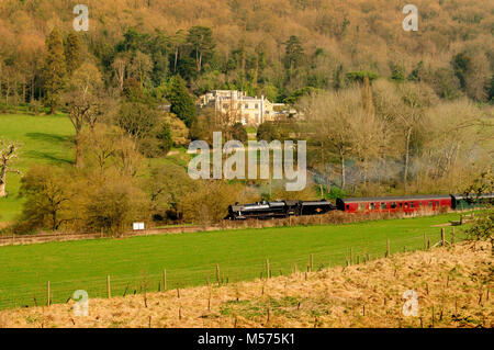 Die LMS Black Five No 44932 führt am Warleigh Manor mit der Bath & Bristol Railtour, 24.. März 2012 vorbei. Stockfoto