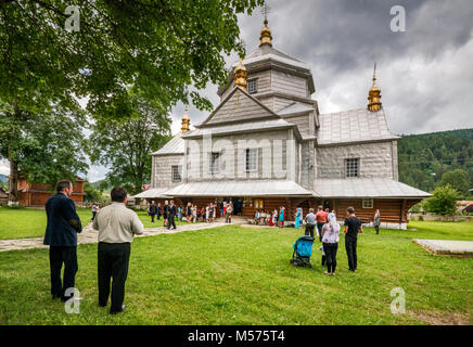 Die kirchgänger während der Messe außerhalb der Heiligen Dreifaltigkeit griechisch-katholischen Kirche, im Dorf von Otepää, in der Nähe der Stadt Jaremtsche, Karpaten, Ukraine Stockfoto