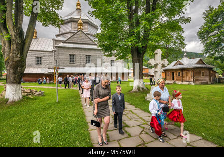 Die kirchgänger verlassen nach der Messe in der Heiligen Dreifaltigkeit griechisch-katholischen Kirche, im Dorf von Otepää, in der Nähe der Stadt Jaremtsche, Karpaten, Ukraine Stockfoto