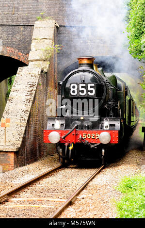 Die GWR Loco No 5029 Nunney Castle führt mit dem Weymouth Seaside Express am 29.. August 2010 unter dem Kennet- und Avon-Kanal-Aquädukt in Avoncliff. Stockfoto