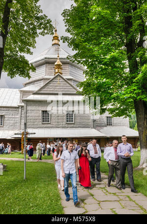 Die kirchgänger verlassen nach der Messe in der Heiligen Dreifaltigkeit griechisch-katholischen Kirche, im Dorf von Otepää, in der Nähe der Stadt Jaremtsche, Karpaten, Ukraine Stockfoto