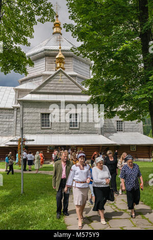 Die kirchgänger verlassen nach der Messe in der Heiligen Dreifaltigkeit griechisch-katholischen Kirche, im Dorf von Otepää, in der Nähe der Stadt Jaremtsche, Karpaten, Ukraine Stockfoto