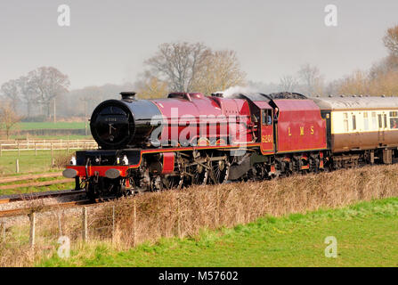 LMS Princess Royal Class pacific No 6201 'Princess Elizabeth' passiert Langley Crossing mit der Double Lickey Banker Railtour, 24.. März 2012. Stockfoto