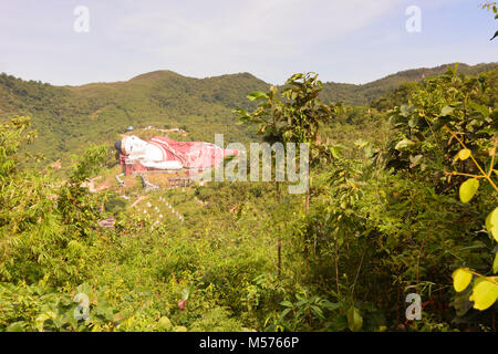 Mudon: Win sein Taw Ya liegenden Buddha, in der Nähe von Mawlamyine, der weltweit größte liegende Buddha,, Mon, Myanmar (Birma) Stockfoto