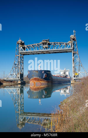 Die Algoma Mariner Selbstentladung bulk carrier vorbei unter dem Aufzug Brücke beim Navigieren durch den Welland Canal Stockfoto