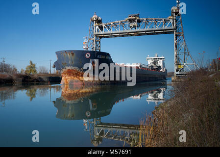 Die Algoma Mariner Selbstentladung bulk carrier vorbei unter dem Aufzug Brücke beim Navigieren durch den Welland Canal Stockfoto