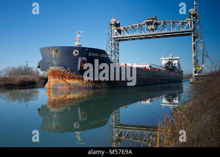 Die Algoma Mariner Selbstentladung bulk carrier vorbei unter dem Aufzug Brücke beim Navigieren durch den Welland Canal Stockfoto