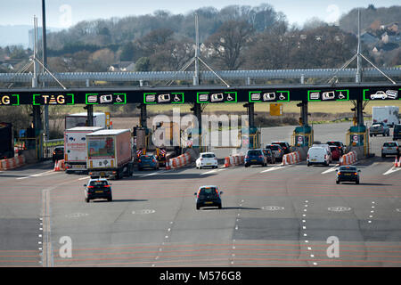 Die mautstellen auf der zweiten Severn Überqueren, auch genannt der Severn Bridge und SSC, die Brücke über die Autobahn M4 in England und Wales Stockfoto