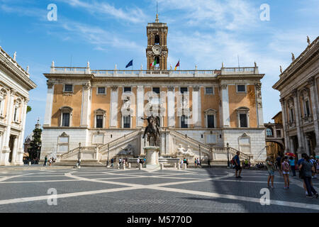 Rom, Italien, 31. AUGUST 2017: Touristen an der Piazza del Campidoglio auf dem Kapitol und dem Palazzo Senatorenpalast, Rom, Italien. Stockfoto