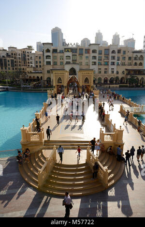 DUBAI, VAE - November 19: Der Blick auf den Souk Al Bahar und Touristen sind in der Nähe der Dubai Mall. Es ist die weltweit größte Shopping Mall. Es ist in Burj entfernt Stockfoto