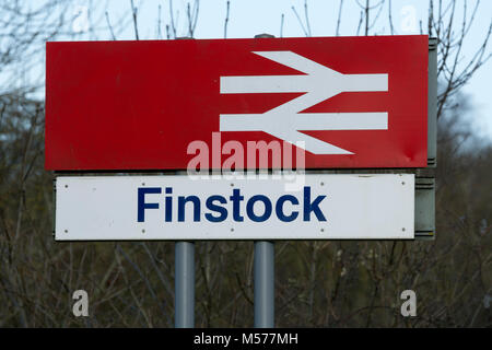 Finstock Bahnhof anmelden, auf der Cotswold Line, Oxfordshire, England, Großbritannien Stockfoto