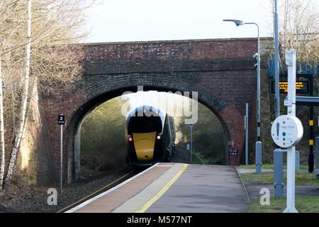 Ein Great Western Railway Klasse 800 Zug durch Finstock Station auf der Cotswold Line, Oxfordshire, England, Großbritannien Stockfoto