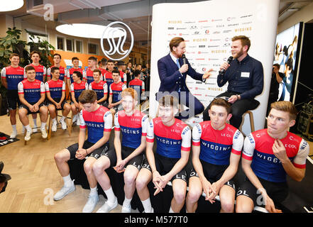 Sir Bradley Wiggins (Mitte) mit 16 seiner 18 Mann Team, während die 2018 Team Wiggins Launch bei lululemon, London. Stockfoto