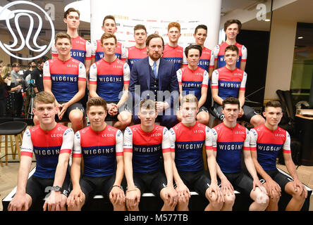 Sir Bradley Wiggins (Mitte) mit 16 seiner 18 Mann Team, während die 2018 Team Wiggins Launch bei lululemon, London. Stockfoto