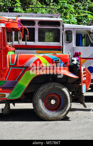 Filipino orange-rote dyipni - jeepney Auto. Öffentliche Verkehrsmittel in Sagada Stadt - ursprünglich aus US.military Jeeps gemacht aus WW.II lokal ändern Stockfoto