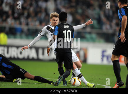 Warschau, Polen - 22. OKTOBER 2015: UEFA Europa League Gruppenphase Legia Warschau Club Brugge Belgien o/p: Abdoulay Diaby Dominik Furman Stockfoto