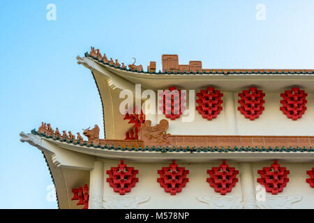 Modernes Gebäude mit chinesisch inspirierte Architektur mit geschwungenen Dächer, Graten mit keramikfiguren eingerichtet, Dragon geformten Balken, verglastes Dach t Stockfoto