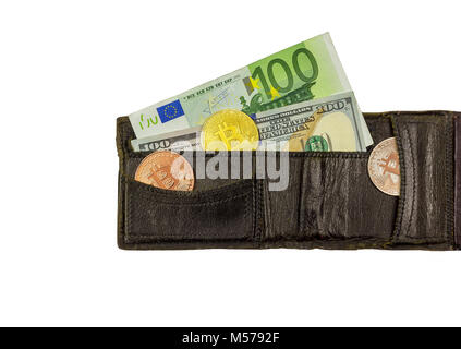 Auf einem weißen Hintergrund liegt ein Portemonnaie mit Bargeld und Münzen Stockfoto