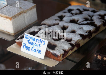 Berühmten Pflaumenkuchen im Fenster von Monarch Bäckerei in St. Kilda in Melbourne. Stockfoto