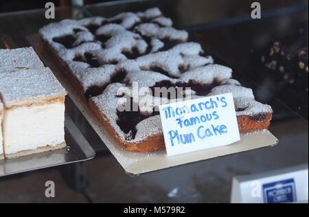 Berühmten Pflaumenkuchen im Fenster von Monarch Bäckerei in St. Kilda in Melbourne. Stockfoto