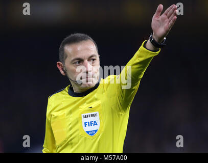 Schiedsrichter Cuneyt Cakir während der UEFA Champions League Achtelfinale, hinspiel Match an der Stamford Bridge, London. PRESS ASSOCIATION Foto. Bild Datum: Dienstag, 20. Februar 2018. Siehe PA-Geschichte Fussball Chelsea. Photo Credit: Nick Potts/PA-Kabel Stockfoto