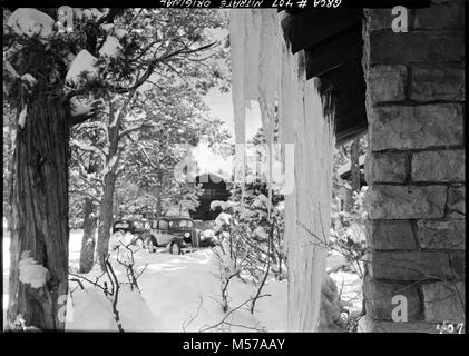 Grand Canyon alte Cameron Hotel und Post. Eiszapfen hängen von den DACHSPARREN DER DEL WEB POSTGEBÄUDE. Schnee. AUTOS & RANGER OPERATIONEN GEB.. Darüber hinaus. 05 FEB 1939. Stockfoto