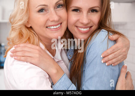 Mutter und Tochter zusammen zu Hause Wochenende schließen sich umarmen - oben Stockfoto