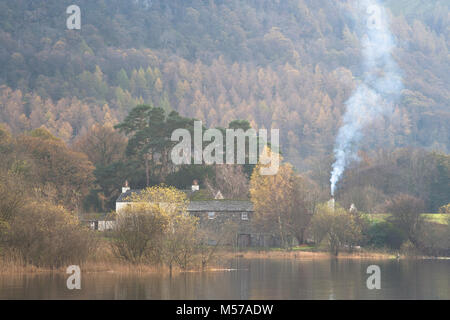 Landhaus / Bauernhaus mit aufsteigenden Rauch aus dem Schornstein in englischen Lake District Stockfoto