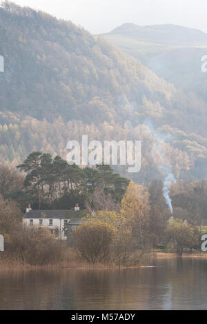 Landhaus / Bauernhaus mit aufsteigenden Rauch aus dem Schornstein in englischen Lake District Stockfoto