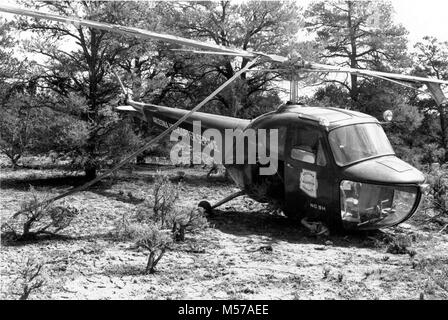 Grand Canyon Historischen. Hubschrauber VON ARIZONA HELIKOPTER SERVICE, DER stürzte auf dem Weg nach Hualapai Hilltop von Red Butte. Der Hubschrauber war zu schleppen die QUONSET HUT KIRCHE SUPAI. Absturzstelle war 1 1/2 Meilen nordwestlich von Red Butte Flughafen. NC-9H, ursprüngliche Glocke 47 Hubschrauber. Genommen 1,5 MI von Red Butte Flugplatz. Absturz 1948 während Hubschrauber wurde versucht zu heben eine QUONSET HUT von Red Butte zu HAVASUPAI CANYON FÜR DAS BISCHOFSAMT. Eine Woche später, ein weiterer Hubschrauber kam aus L.A. Und der JOB BEENDET. . CIRCA 1948. . Stockfoto