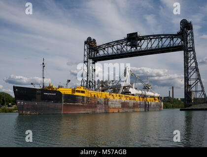 Die St. Mary Zement II Zement Lastkahn durch die Welland Canal, Ontario, Kanada navigieren Stockfoto